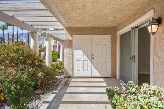 505 S Farrell Drive, Palm Springs CA: https://media.crmls.org/mediaz/5da3c1a7-3615-4748-8a49-d045026ac0eb.jpg