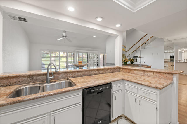 41629 Woodhaven W Drive, Palm Desert CA: https://media.crmls.org/mediaz/5da4317d-e983-4751-89fe-7782b78cc723.jpg