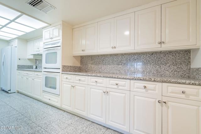 10660 Wilshire Boulevard, Los Angeles CA: https://media.crmls.org/mediaz/5da47e3b-d399-4757-8b11-24995efddd27.jpg