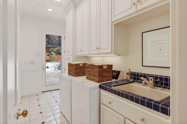 1110 Trinity Drive, Menlo Park CA: https://media.crmls.org/mediaz/5da4c755-d6a0-4aa6-9a2e-1ce2b3445b3d.jpg