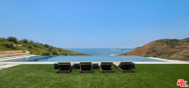 5012 Carbon Beach Terrace, Malibu CA: https://media.crmls.org/mediaz/5da5f509-f1d3-44e7-b029-556c8c3ec48f.jpg