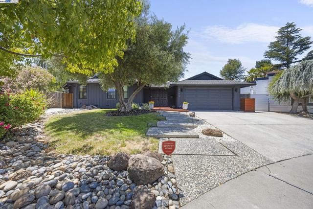 4149 Moselle Ct, Pleasanton CA: https://media.crmls.org/mediaz/5da60e6c-c9e0-4cf2-9ecd-a3f24842986e.jpg