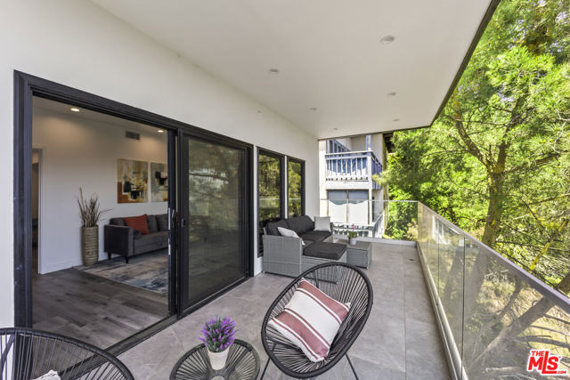 8960 Crescent Drive, Los Angeles CA: https://media.crmls.org/mediaz/5da6ca18-ac05-4b18-8f64-f22bd01f9e6e.jpg