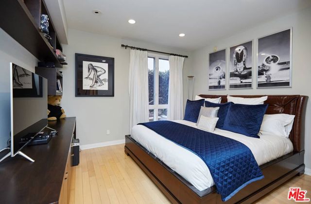 121 N Almont Drive, Beverly Hills CA: https://media.crmls.org/mediaz/5da75f87-9c77-4dbe-b897-0a6f7147cbc1.jpg