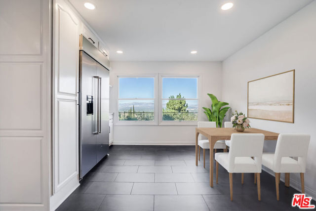 15851 Mulholland Place, Los Angeles CA: https://media.crmls.org/mediaz/5da77b19-eb31-4560-831b-06823b68f8ce.jpg