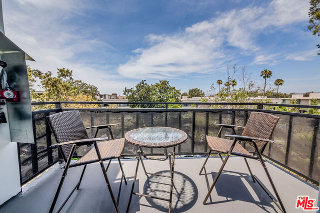 214 S Westmoreland Avenue, Los Angeles CA: https://media.crmls.org/mediaz/5da7da30-995c-49ab-8488-02293c964777.jpg