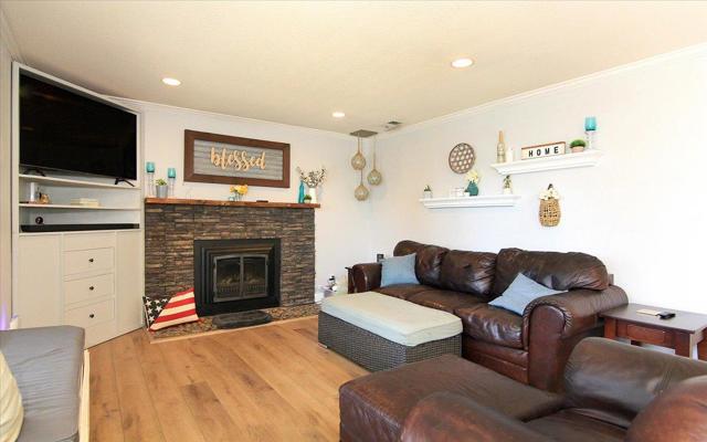 2155 Beachwood Court, Hollister CA: https://media.crmls.org/mediaz/5da7de7d-26ae-4499-8f6d-78ec7e1bc852.jpg
