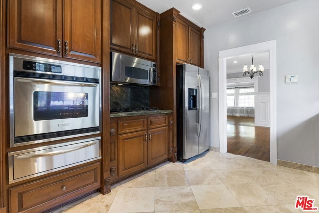 2230 W 30th Street, Los Angeles CA: https://media.crmls.org/mediaz/5da7f1e7-7a50-4f46-a0ed-a2e985e7dd6a.jpg