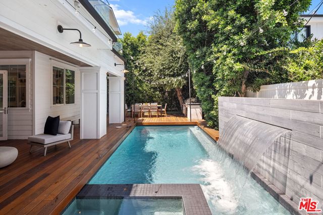 18057 Valley Vista Boulevard, Encino CA: https://media.crmls.org/mediaz/5da827b6-6591-4d75-9b75-0079f5899cca.jpg