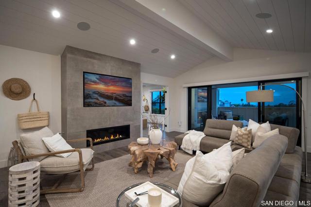 1170 Chinquapin AVE, Carlsbad CA: https://media.crmls.org/mediaz/5da8a760-1542-4bd0-8d37-03834872cdb2.jpg