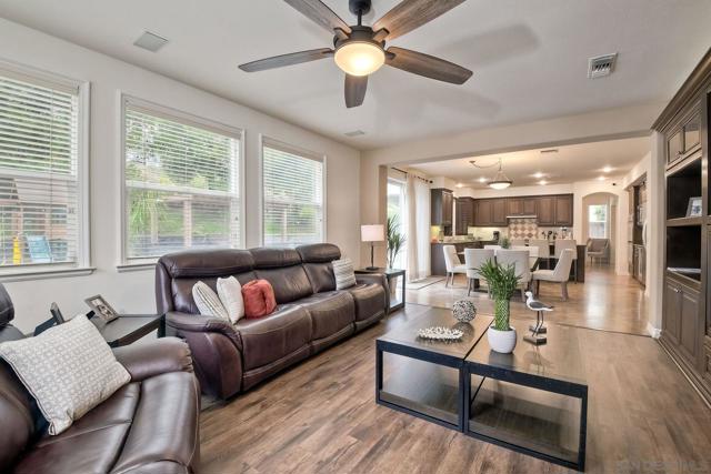 993 Hawthorne Creek Dr, Chula Vista CA: https://media.crmls.org/mediaz/5da96307-e68c-4275-acbd-0894ebd20716.jpg