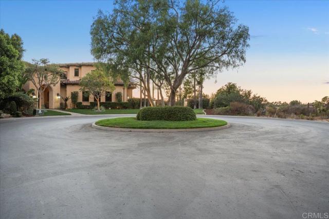 5015 Rancho Quinta Bend, San Diego CA: https://media.crmls.org/mediaz/5da9fc48-1232-4278-bf6c-de436d3a6c07.jpg