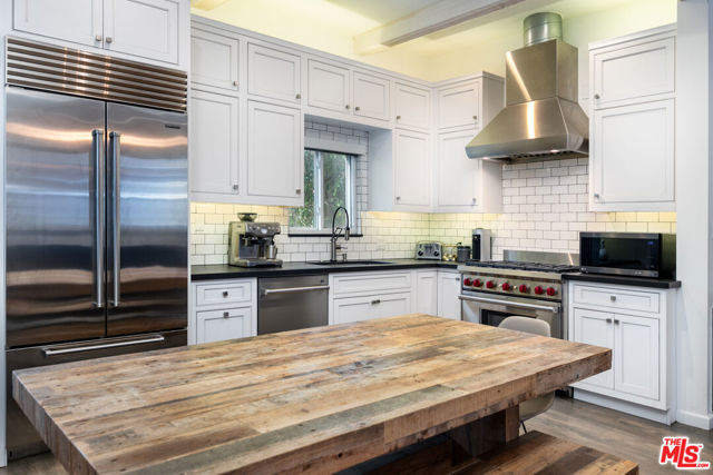 8328 Kirkwood Drive, Los Angeles CA: https://media.crmls.org/mediaz/5daa52a0-625c-42c0-85fc-27350100773f.jpg
