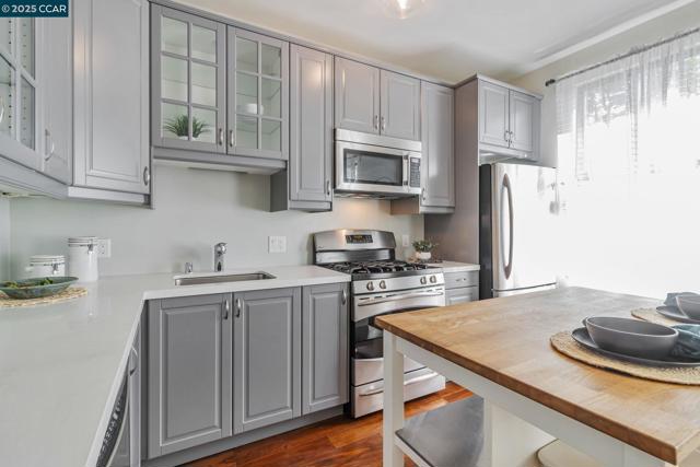 4395 Piedmont Ave, Oakland CA: https://media.crmls.org/mediaz/5dab1b02-96f6-4683-81bc-800bfd65515e.jpg