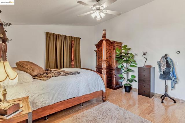 8215 Red Elk Dr, Elk Grove CA: https://media.crmls.org/mediaz/5dab24a6-d3d1-488c-94c2-036816d5649e.jpg