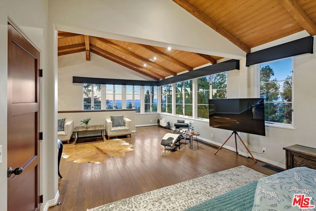 3527 Wonder View Drive, Los Angeles CA: https://media.crmls.org/mediaz/5dab345f-37a4-4b79-bc6c-4476ca4439e1.jpg