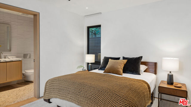 31388 Broad Beach Road, Malibu CA: https://media.crmls.org/mediaz/5dab4a09-f379-48c0-877b-5e9a0b26c233.jpg
