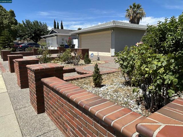26 Leeward Way, Pittsburg CA: https://media.crmls.org/mediaz/5dabb3b4-11e1-4a1c-98d2-79b32b60b4ed.jpg