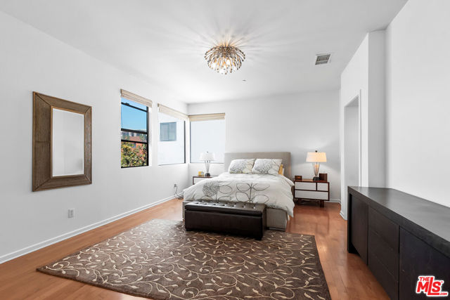 12936 Discovery, Los Angeles CA: https://media.crmls.org/mediaz/5dac37c5-8d8a-4cbc-9b41-e7e37d96f1d5.jpg