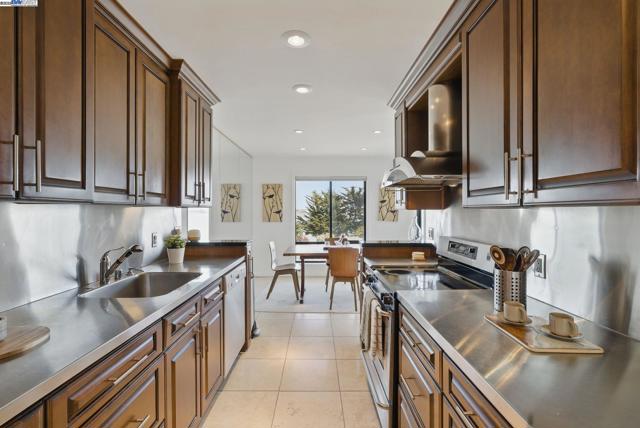 3 Commodore Dr, Emeryville CA: https://media.crmls.org/mediaz/5daccdbc-7bbb-49da-85d5-e9420844ca8b.jpg