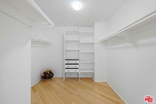 429 N Oakhurst Drive, Beverly Hills CA: https://media.crmls.org/mediaz/5dafe57f-20d0-4180-82af-6abde0d3652b.jpg