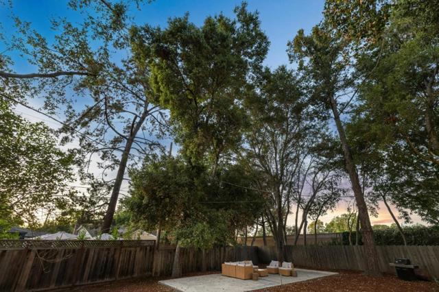 1055 Oakland Avenue, Menlo Park CA: https://media.crmls.org/mediaz/5db02787-c5ff-4089-ae32-56a3a54ad159.jpg