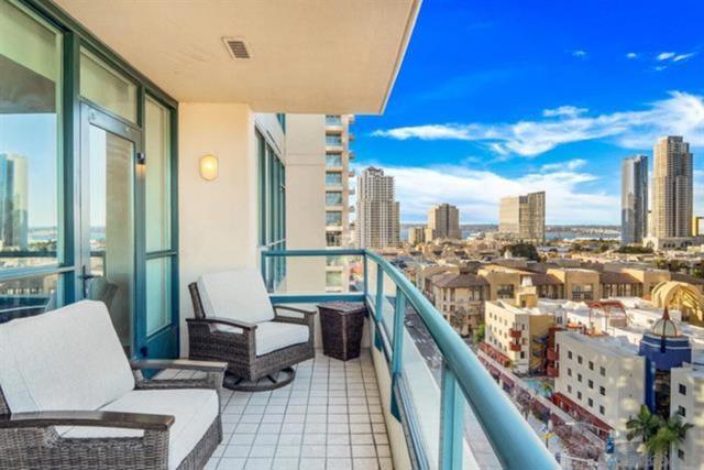 555 Front St, San Diego CA: https://media.crmls.org/mediaz/5db04c5f-31ca-48c2-a497-2f94df097514.jpg