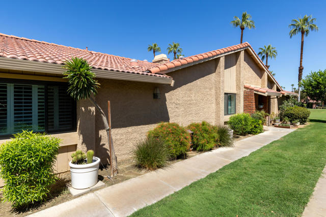 81 Camino Arroyo Place, Palm Desert CA: https://media.crmls.org/mediaz/5db1841d-df89-4ba9-b3e7-e7212f207660.jpg