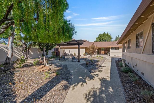 35 Rays Circle, Hollister CA: https://media.crmls.org/mediaz/5db237ac-1478-49c3-a2ec-58d0f932007f.jpg