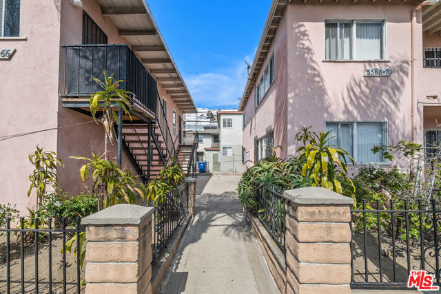11887 Jefferson Boulevard, Los Angeles CA: https://media.crmls.org/mediaz/5db283fc-8baa-49bb-8cf7-e1b774bedfaf.jpg