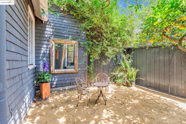 6108 Hillegass Ave, Oakland CA: https://media.crmls.org/mediaz/5db2e222-9bc4-41aa-9098-7948df0a6700.jpg