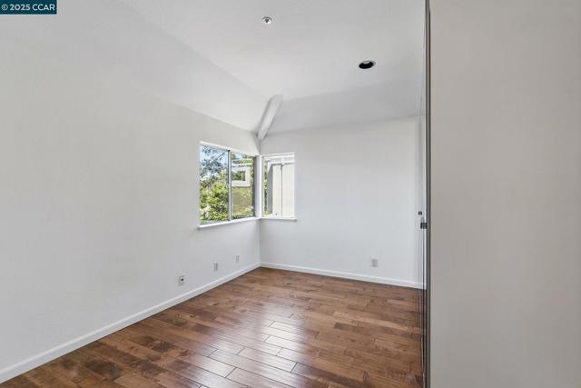 30300 Meridien Cir, Union City CA: https://media.crmls.org/mediaz/5db39ef6-4352-454c-a7a9-e26ca51f404e.jpg