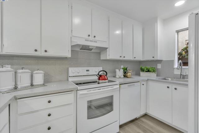 1896 San Vincente Dr, Concord CA: https://media.crmls.org/mediaz/5db4f206-814d-44b2-bc8c-8b5b912674ab.jpg