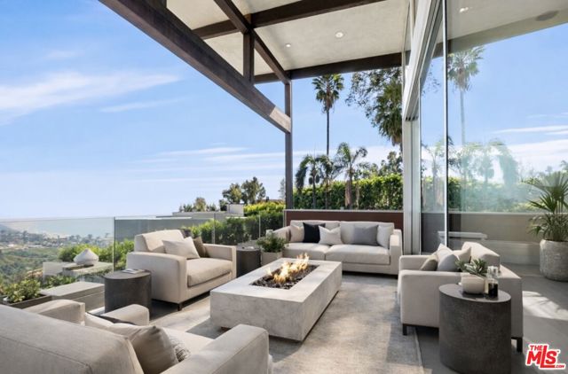 770 Paseo Miramar, Pacific Palisades CA: https://media.crmls.org/mediaz/5db557d8-9ed8-4112-bb29-b5cafb504a41.jpg