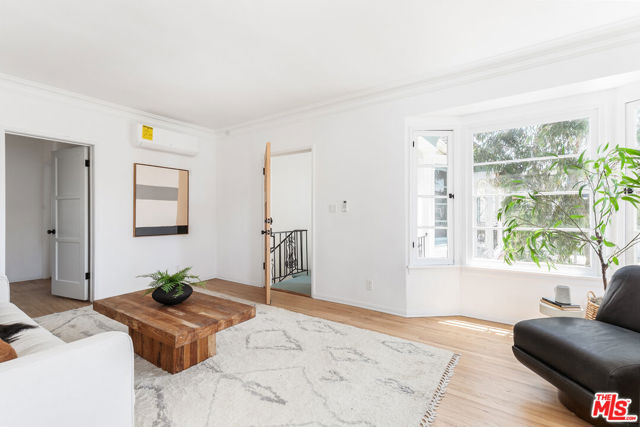 519 1/2 Rose Avenue, Venice CA: https://media.crmls.org/mediaz/5db73bcc-89fa-4596-b202-21fdab45a32f.jpg
