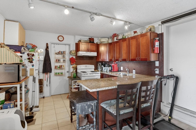 16605 Rolando Ave, Castro Valley CA: https://media.crmls.org/mediaz/5db7abd3-c16e-4a87-9179-c6baa787cd4d.jpg