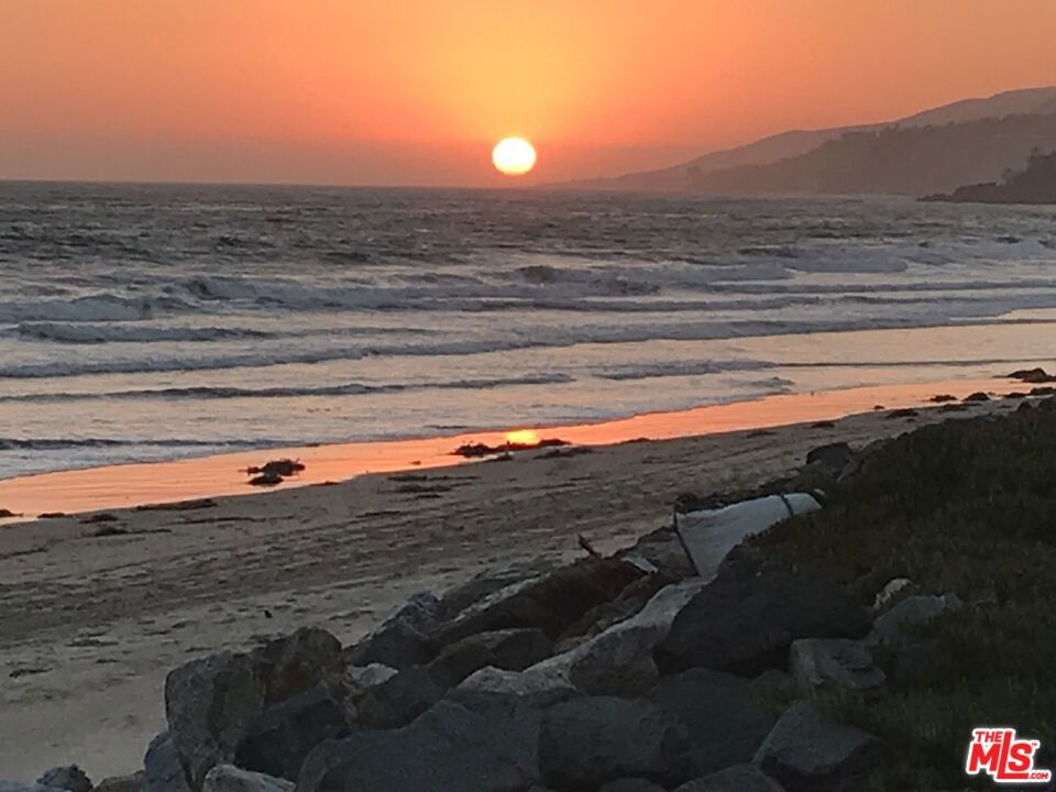 https://media.crmls.org/mediaz/5db7f4e7-68db-4321-b6bf-e988c56586e2.jpg?preset=X-Large