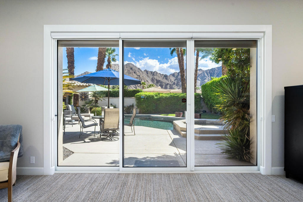 https://media.crmls.org/mediaz/5db869e3-386d-408f-bec9-b51647c0e159.jpg?preset=X-Large