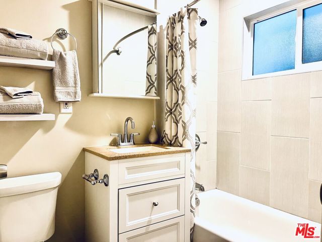 1618 N Kenmore Avenue, Los Angeles CA: https://media.crmls.org/mediaz/5db8b417-29dc-4c28-9031-1b2d46008a56.jpg