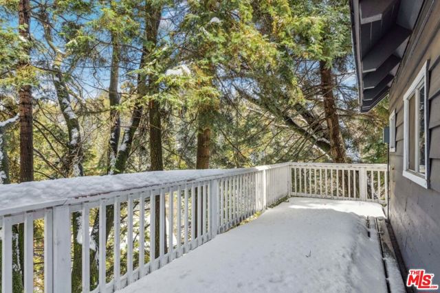 286 S Fairway Drive, Lake Arrowhead CA: https://media.crmls.org/mediaz/5db8bf10-d877-4e7e-8108-a56be09824b6.jpg