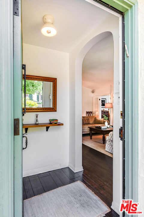 4150 Elmer Avenue, Studio City CA: https://media.crmls.org/mediaz/5db8ea36-63f6-496e-b132-e02d372aa00d.jpg