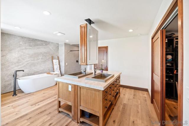 6675 Caminito Lindrick, La Jolla CA: https://media.crmls.org/mediaz/5db95292-3feb-4752-aa63-d4d76395cf9a.jpg