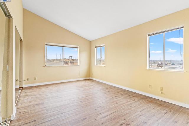 104 Bridgeview Ct, Crockett CA: https://media.crmls.org/mediaz/5dbab361-3616-4b8e-b4dc-8f6eb6757a2c.jpg