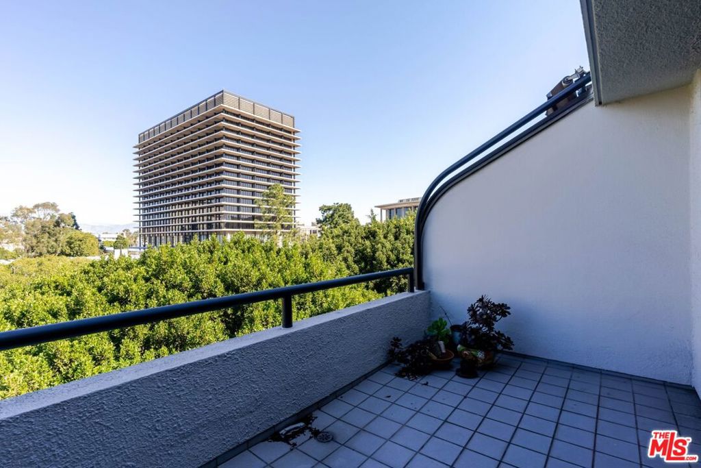https://media.crmls.org/mediaz/5dbaf2fd-a046-42f9-90d7-5b293e78c7d6.jpg?preset=X-Large