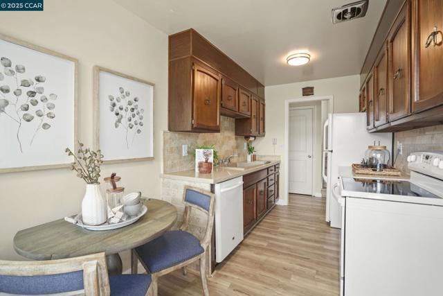 2835 Stephen Dr, Richmond CA: https://media.crmls.org/mediaz/5dbb8866-1942-494d-9a24-dfc05d0c2996.jpg