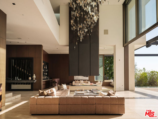 1305 Collingwood Place, Los Angeles CA: https://media.crmls.org/mediaz/5dbb9960-6fe1-4b63-b0c3-1e9a15ace081.jpg