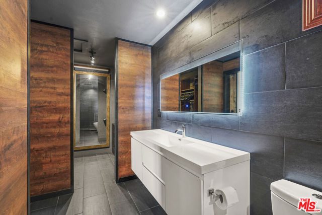 10926 Bluffside Drive, Studio City CA: https://media.crmls.org/mediaz/5dbbda47-3008-4151-840a-fc9ab24a1d5b.jpg