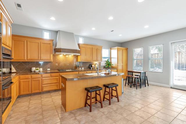 2645 Muirfield Way, Gilroy CA: https://media.crmls.org/mediaz/5dbc2f90-3226-43e9-966b-2b564ffab11f.jpg