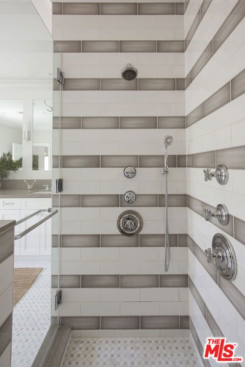 204 S Plymouth Boulevard, Los Angeles CA: https://media.crmls.org/mediaz/5dbc6563-d408-4591-8c69-31e2a1e9770d.jpg