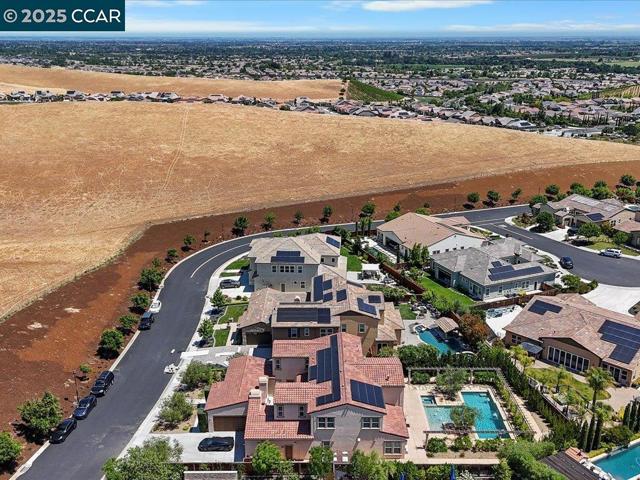 1927 Vintage Cir, Brentwood CA: https://media.crmls.org/mediaz/5dbcf855-8777-421c-8ad9-e7f0e01e38aa.jpg